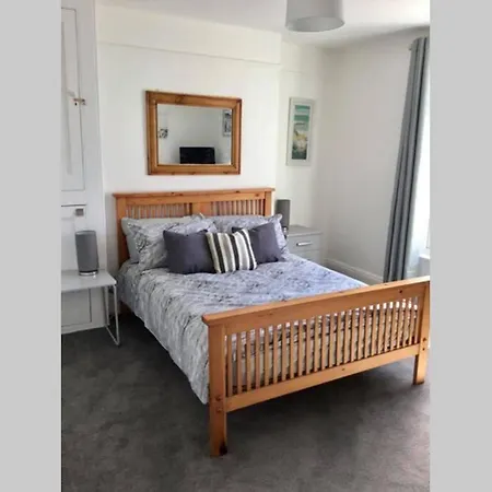 Large 5 Bed 3 Bath House 300 Meters From And Restaurants Newquay (Cornwall)